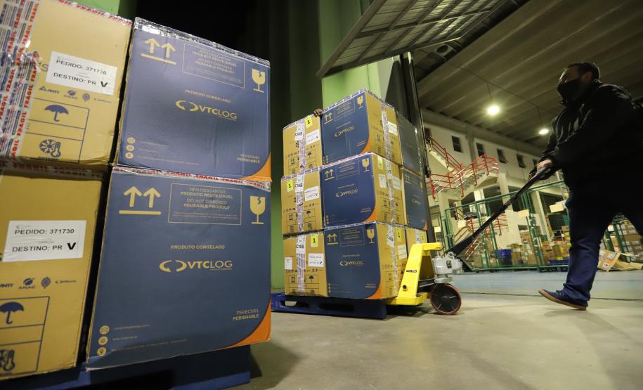Mais 451 mil doses de vacinas contra a Covid-19 chegam ao Paraná