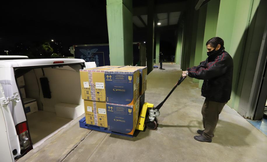 Mais 451 mil doses de vacinas contra a Covid-19 chegam ao Paraná