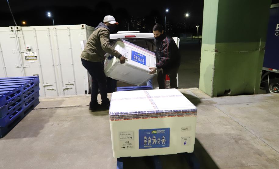 Mais 451 mil doses de vacinas contra a Covid-19 chegam ao Paraná