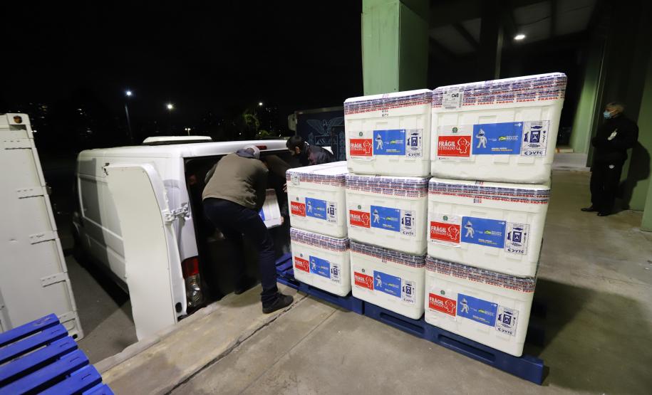 Mais 451 mil doses de vacinas contra a Covid-19 chegam ao Paraná