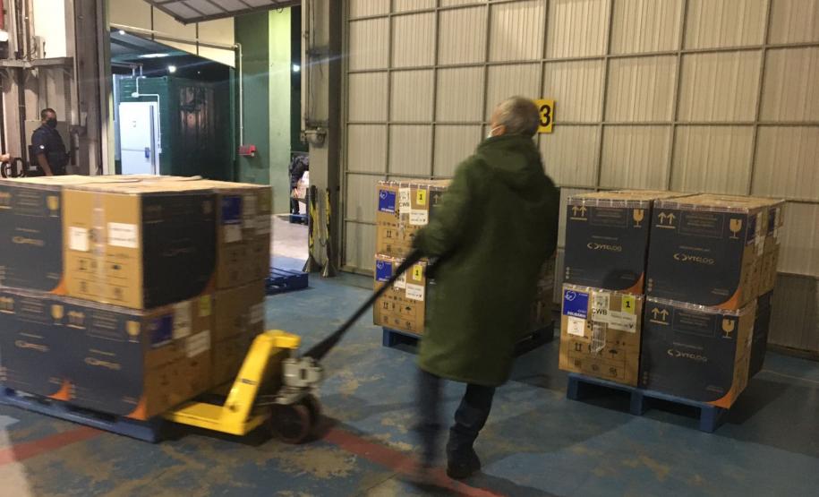 Mais 420 mil doses de vacinas contra a Covid-19 chegam ao Paraná