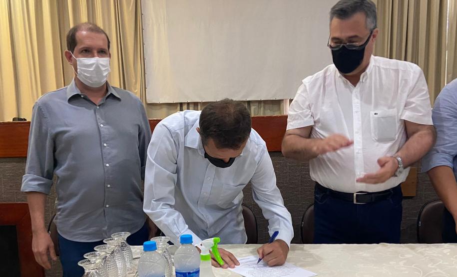 Secretário visita hospital e assina contrato de R$ 15,3 milhões para prestação de serviços em Assis Chateaubriand