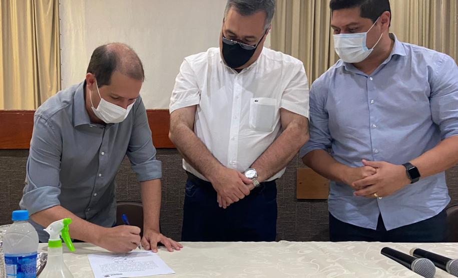 Secretário visita hospital e assina contrato de R$ 15,3 milhões para prestação de serviços em Assis Chateaubriand
