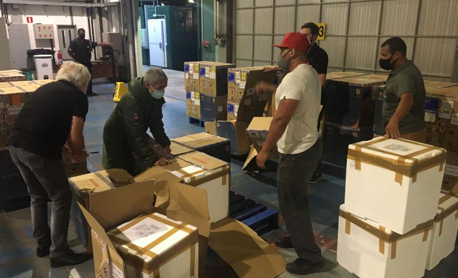 Mais 420 mil doses de vacinas contra a Covid-19 chegam ao Paraná