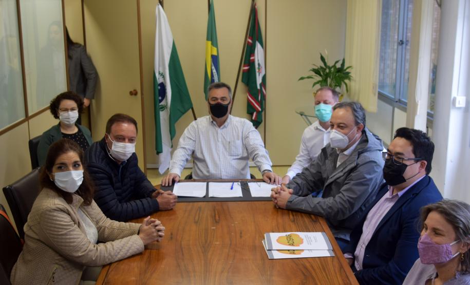 Secretário aumenta recurso do Qualicis e assina liberação de R$ 60 milhões para atendimento especializado