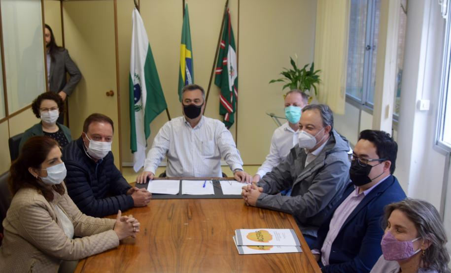 Secretário aumenta recurso do Qualicis e assina liberação de R$ 60 milhões para atendimento especializado