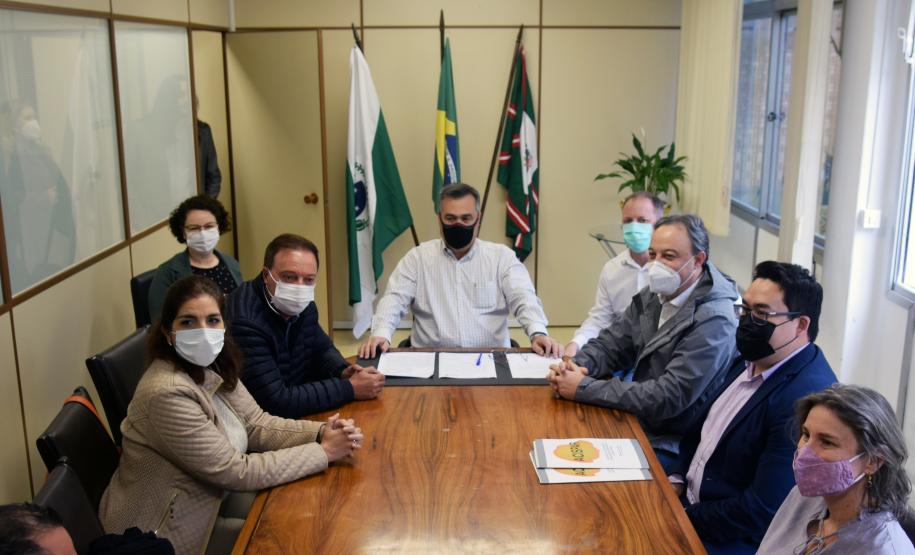 Secretário aumenta recurso do Qualicis e assina liberação de R$ 60 milhões para atendimento especializado