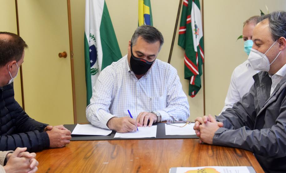 Secretário aumenta recurso do Qualicis e assina liberação de R$ 60 milhões para atendimento especializado