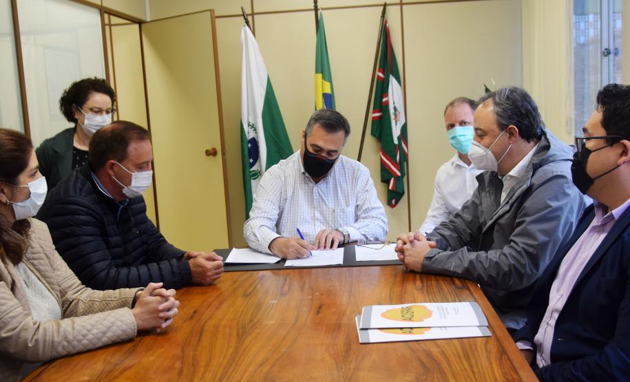 Secretário aumenta recurso do Qualicis e assina liberação de R$ 60 milhões para atendimento especializado