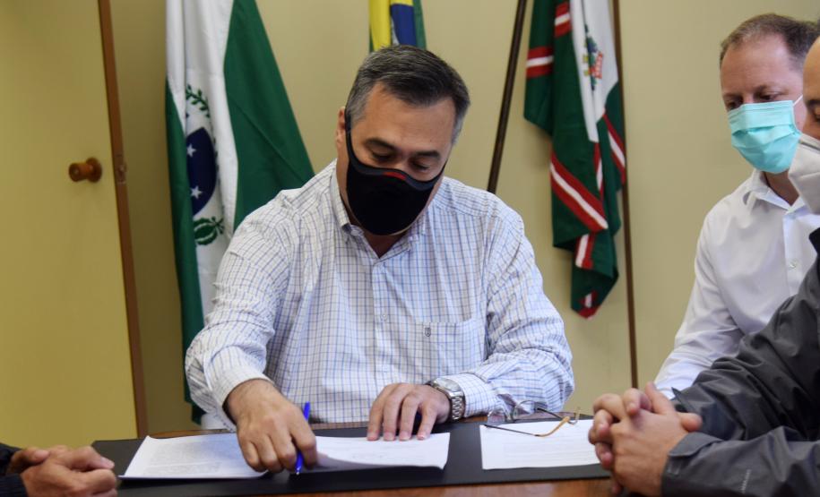 Secretário aumenta recurso do Qualicis e assina liberação de R$ 60 milhões para atendimento especializado