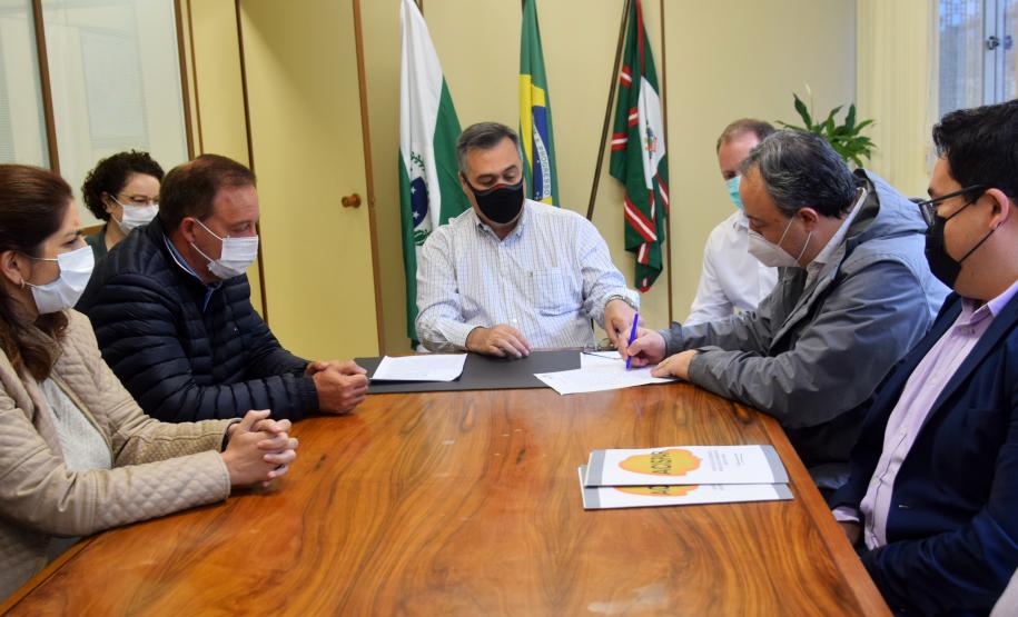 Secretário aumenta recurso do Qualicis e assina liberação de R$ 60 milhões para atendimento especializado