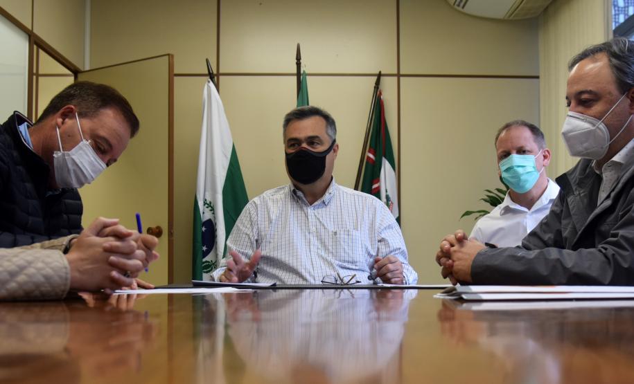 Secretário aumenta recurso do Qualicis e assina liberação de R$ 60 milhões para atendimento especializado