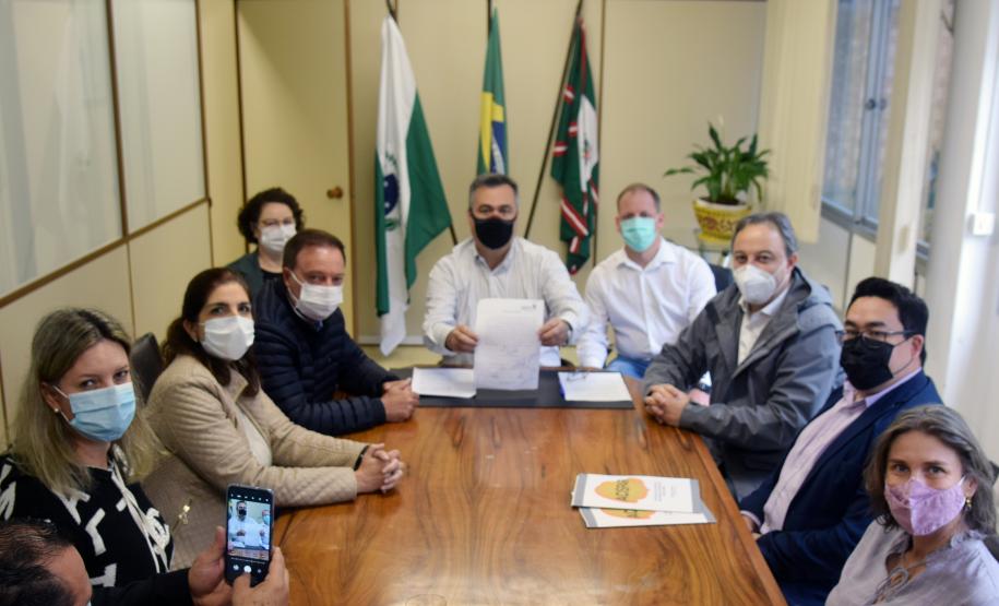 Secretário aumenta recurso do Qualicis e assina liberação de R$ 60 milhões para atendimento especializado