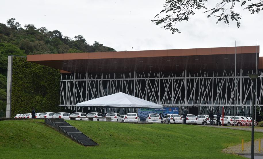 Governador entrega 40 carros para reforçar atendimento da Saúde em Curitiba