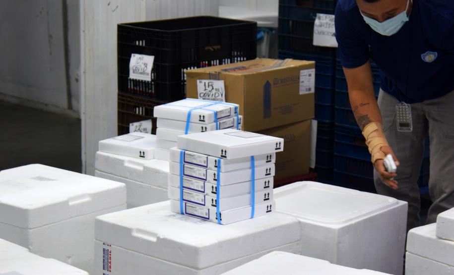 Mais 170 mil vacinas contra a Covid-19 para adolescentes chegam ao Paraná