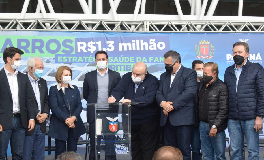 Governador entrega 40 carros para reforçar atendimento da Saúde em Curitiba