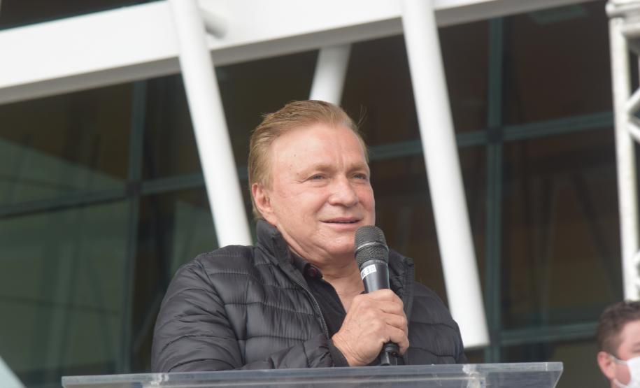 Governador entrega 40 carros para reforçar atendimento da Saúde em Curitiba