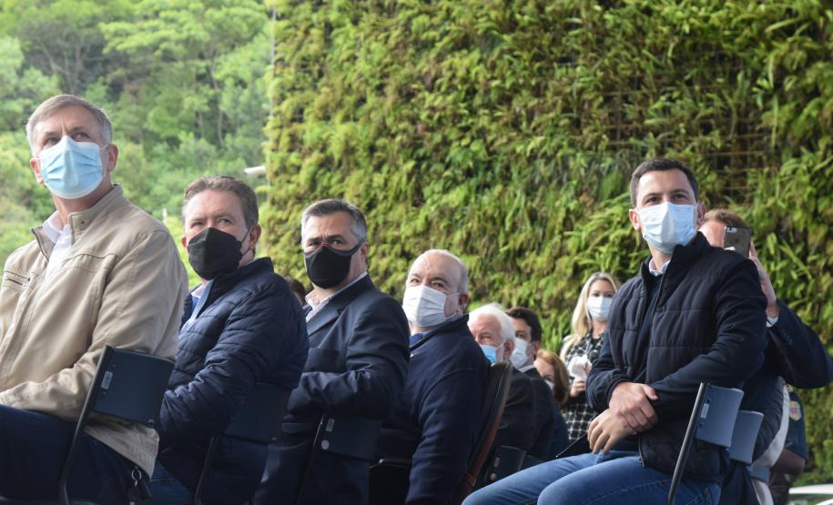 Governador entrega 40 carros para reforçar atendimento da Saúde em Curitiba