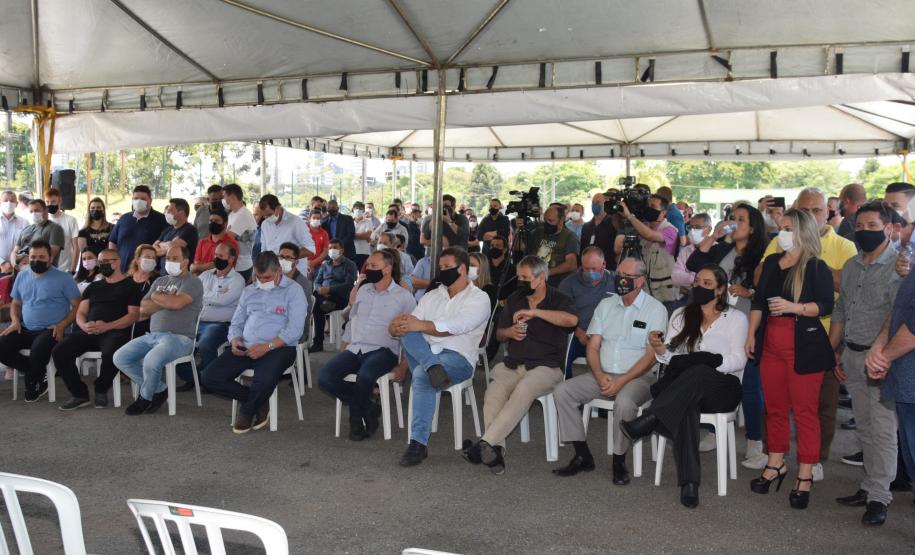 Saúde entrega 108 veículos para a Região Metropolitana