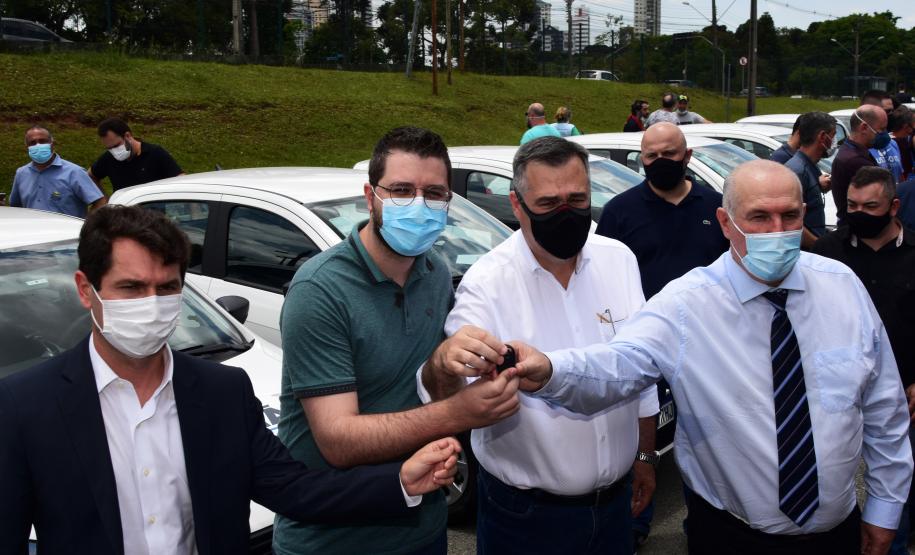 Saúde entrega 108 veículos para a Região Metropolitana