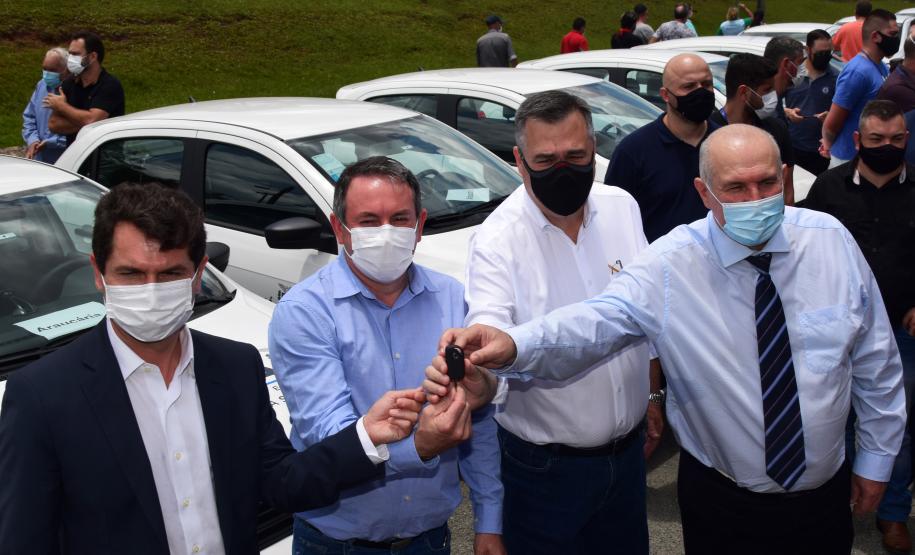 Saúde entrega 108 veículos para a Região Metropolitana