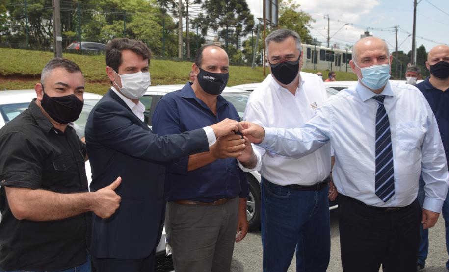 Saúde entrega 108 veículos para a Região Metropolitana