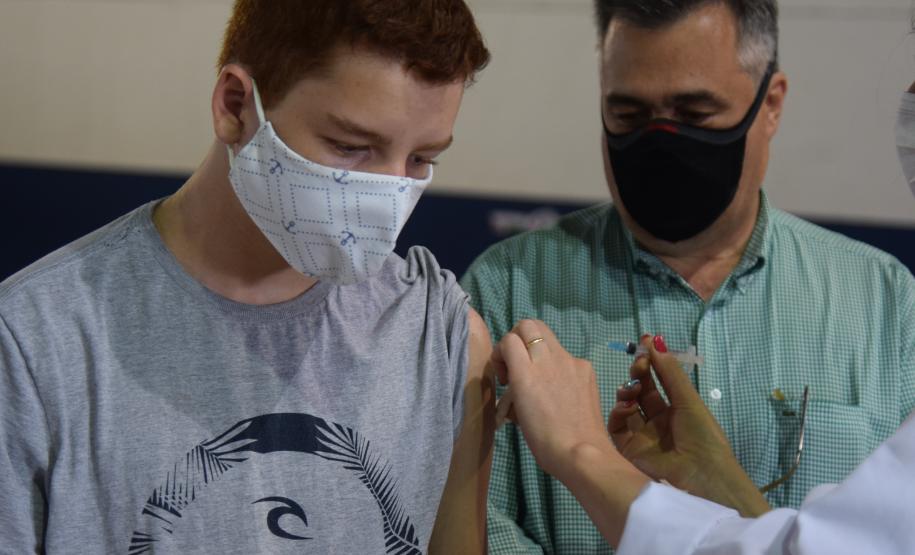 Secretário participa da 2ª etapa do projeto pioneiro da Pfizer de vacinação de adolescentes em Toledo