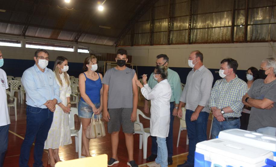 Secretário participa da 2ª etapa do projeto pioneiro da Pfizer de vacinação de adolescentes em Toledo