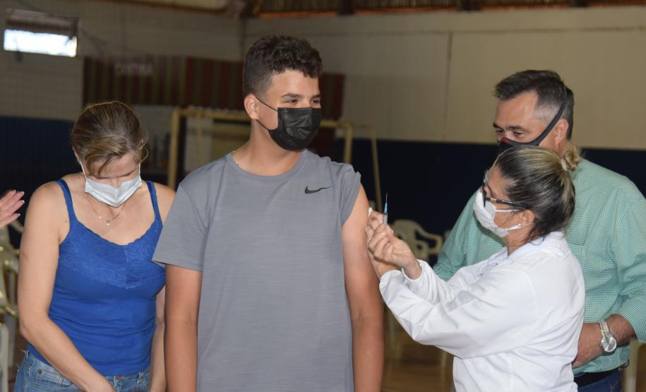 Secretário participa da 2ª etapa do projeto pioneiro da Pfizer de vacinação de adolescentes em Toledo