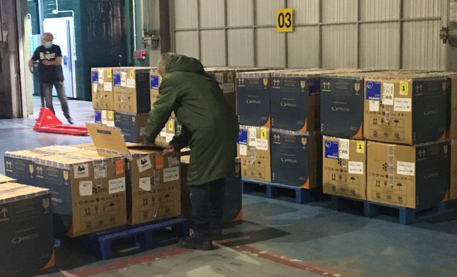 Mais 420 mil doses de vacinas contra a Covid-19 chegam ao Paraná