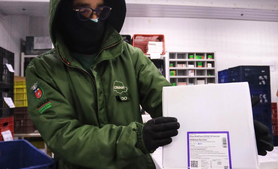 Paraná recebe 278 mil vacinas contra a Covid-19 para adolescentes, segunda dose e municípios de fronteira