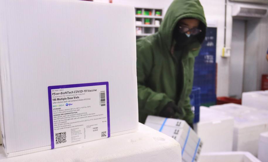 Paraná recebe 278 mil vacinas contra a Covid-19 para adolescentes, segunda dose e municípios de fronteira