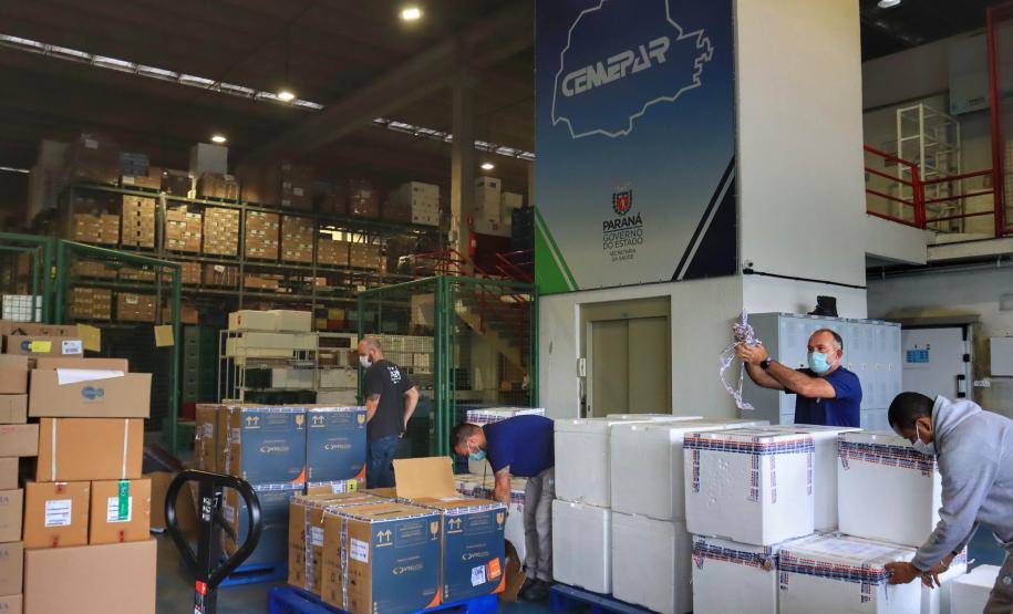 Paraná recebe 278 mil vacinas contra a Covid-19 para adolescentes, segunda dose e municípios de fronteira