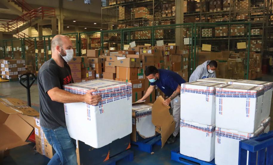 Paraná recebe 278 mil vacinas contra a Covid-19 para adolescentes, segunda dose e municípios de fronteira