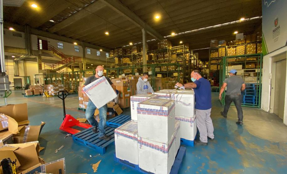 Paraná recebe 278 mil vacinas contra a Covid-19 para adolescentes, segunda dose e municípios de fronteira