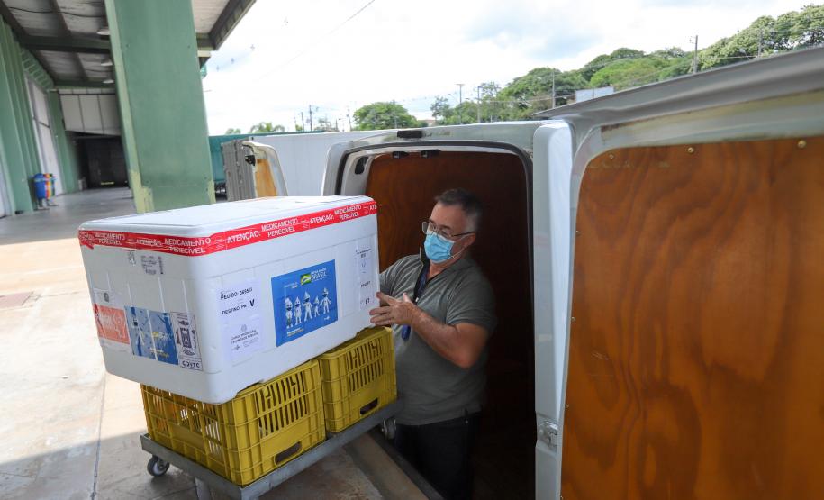 Saúde distribui 79,3 mil vacinas contra a Covid-19 e reforça imunização no Paraná neste fim de ano