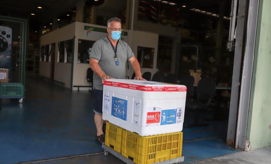 Saúde distribui 79,3 mil vacinas contra a Covid-19 e reforça imunização no Paraná neste fim de ano