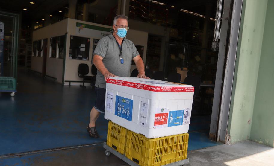 Saúde distribui 79,3 mil vacinas contra a Covid-19 e reforça imunização no Paraná neste fim de ano