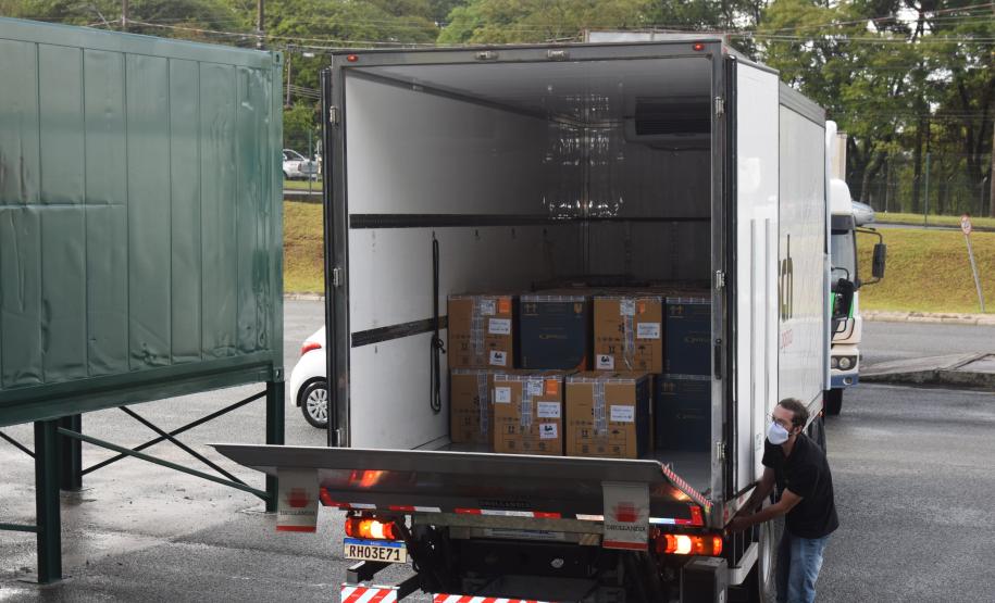 Paraná recebe novas vacinas contra a Covid-19 para dose reforço da população