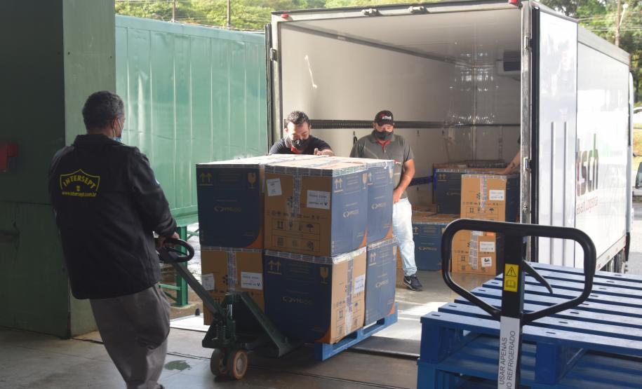 Paraná recebe novas vacinas contra a Covid-19 para dose reforço da população