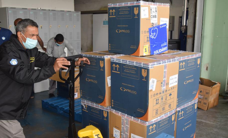 Paraná recebe novas vacinas contra a Covid-19 para dose reforço da população