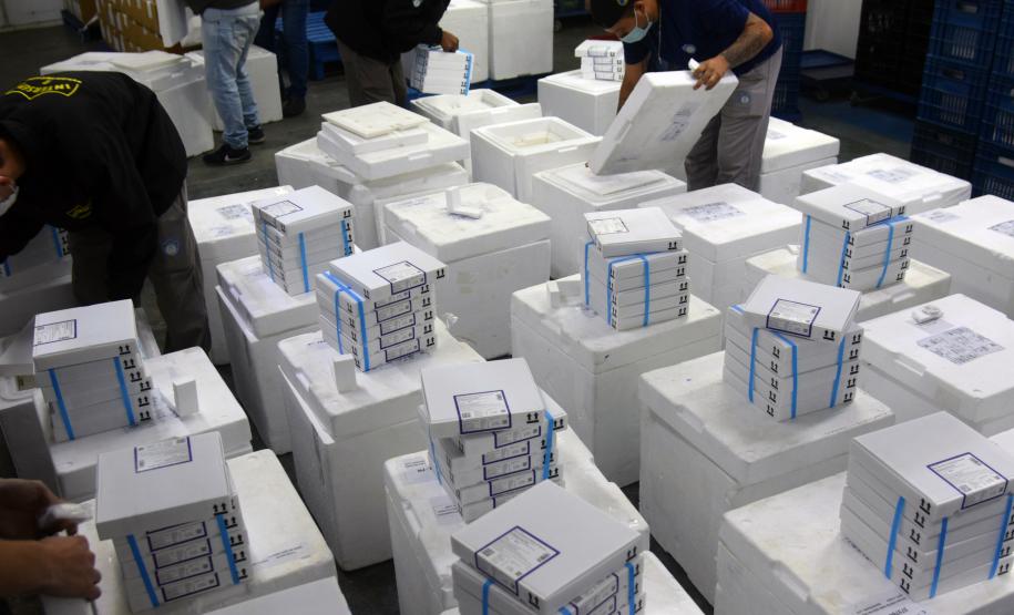 Paraná recebe novas vacinas contra a Covid-19 para dose reforço da população