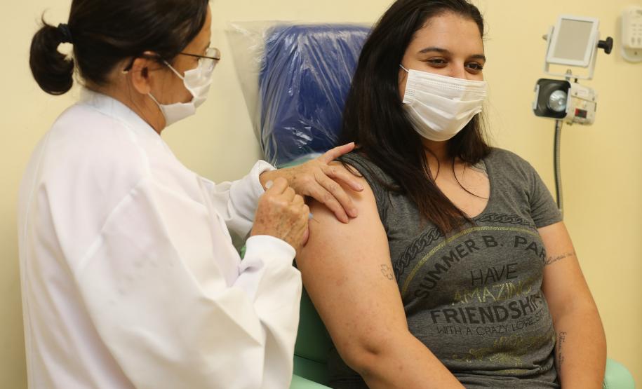 Um ano de vacinação contra a Covid-19 é marcado pela adesão e compromisso dos paranaenses