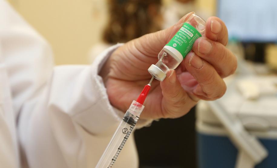 Em 18 de janeiro de 2021, o Paraná recebia as primeiras doses do imunizante CoronaVac, produzido pelo laboratório Sinovac em parceria com o Instituto Butantan. A data marcou a aplicação das primeiras doses em oito profissionais de saúde da linha de frente do Complexo Hospitalar do Trabalhador, de Curitiba, e o início de uma campanha de vacinação em massa para diminuir os efeitos devastadores da pandemia de Covid-19.