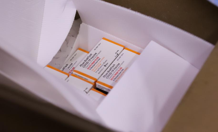 Paraná recebe primeiro lote com 65 mil vacinas contra a Covid-19 para crianças