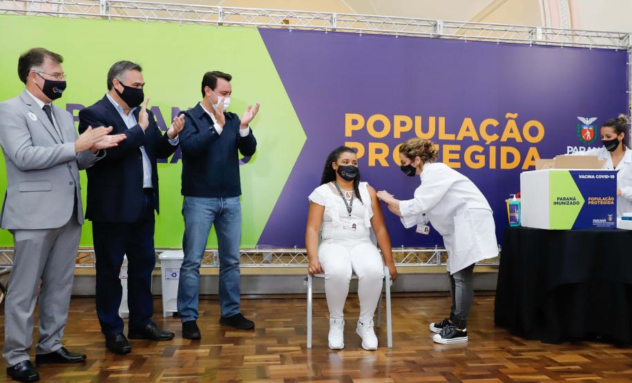 Um ano de vacinação contra a Covid-19 é marcado pela adesão e compromisso dos paranaenses