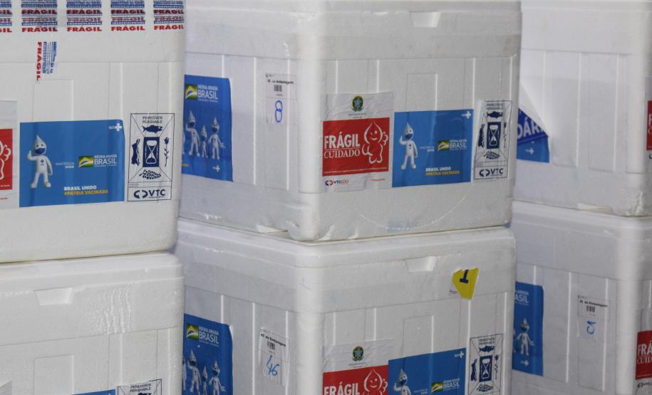 Vacinas pediátricas chegam ao Paraná e serão distribuídas nesta quarta (26)