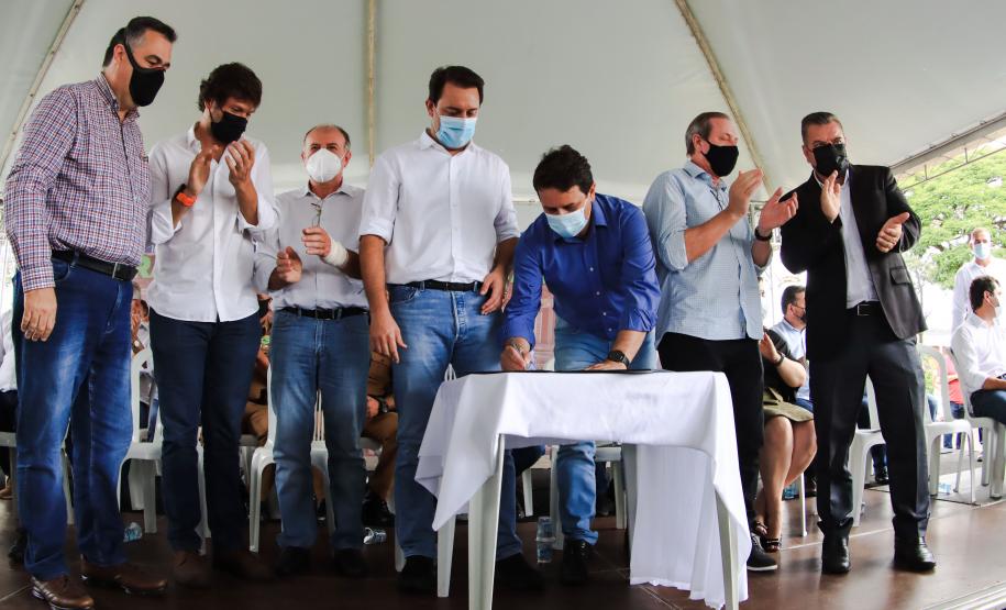 Com entrega de carros, Estado libera R$ 13 milhões para saúde da região de Apucarana