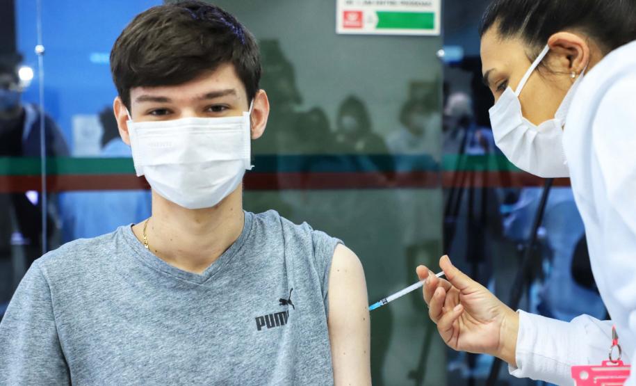 Um ano de vacinação contra a Covid-19 é marcado pela adesão e compromisso dos paranaenses