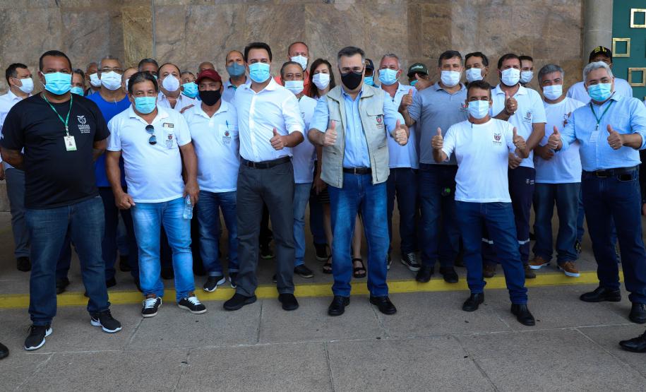 Governador entrega 42 caminhonetes para reforçar trabalho de vigilância ambiental